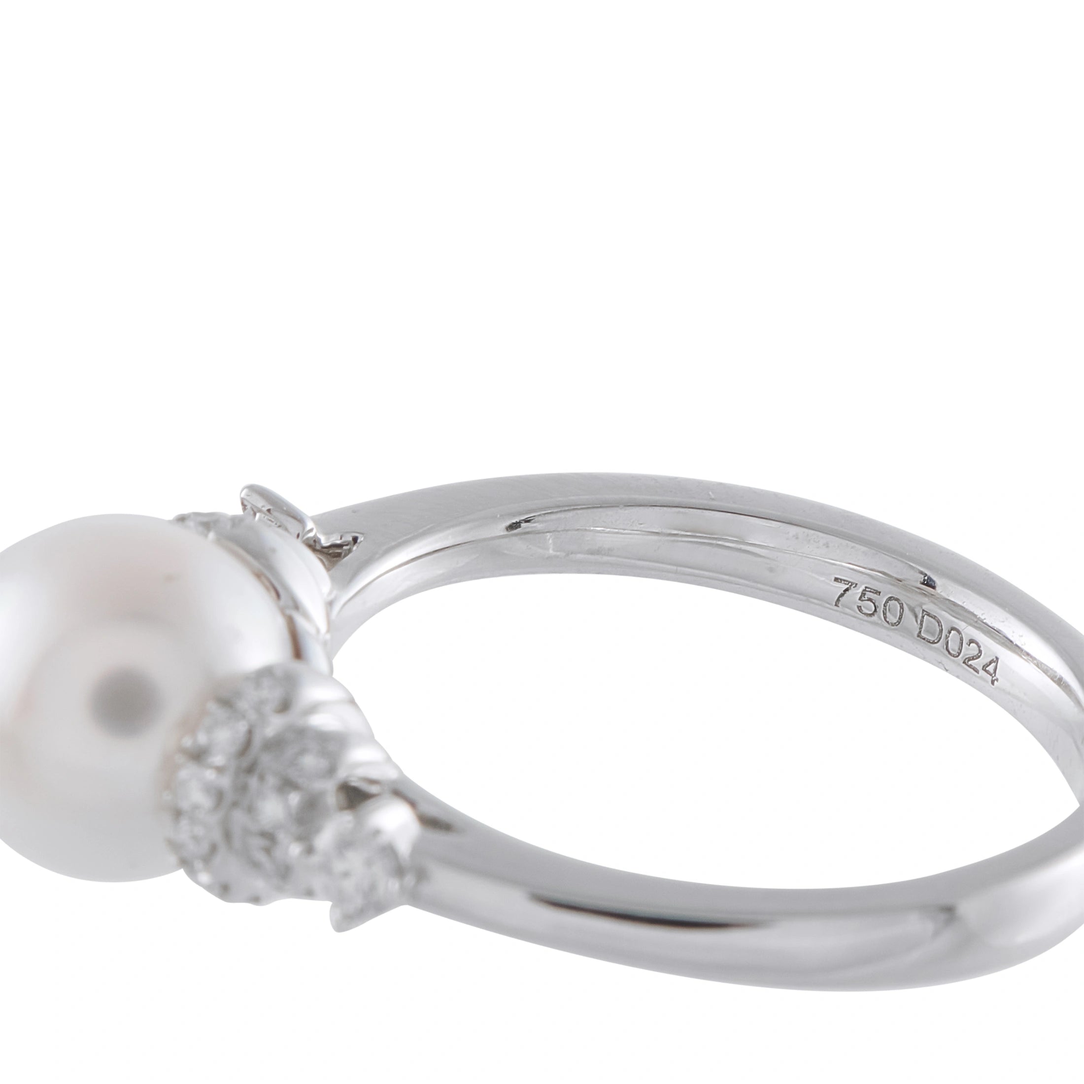Assael 18K white gold ring side view with 750 hallmark near pearl
