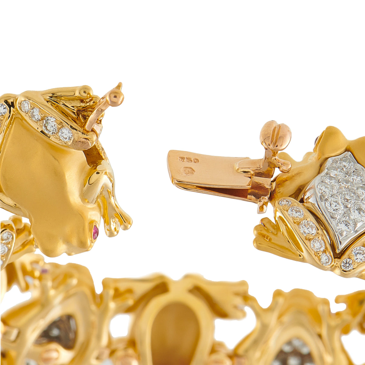 18K yellow gold frog bracelet clasp detail with clear diamond-set frog head motifs