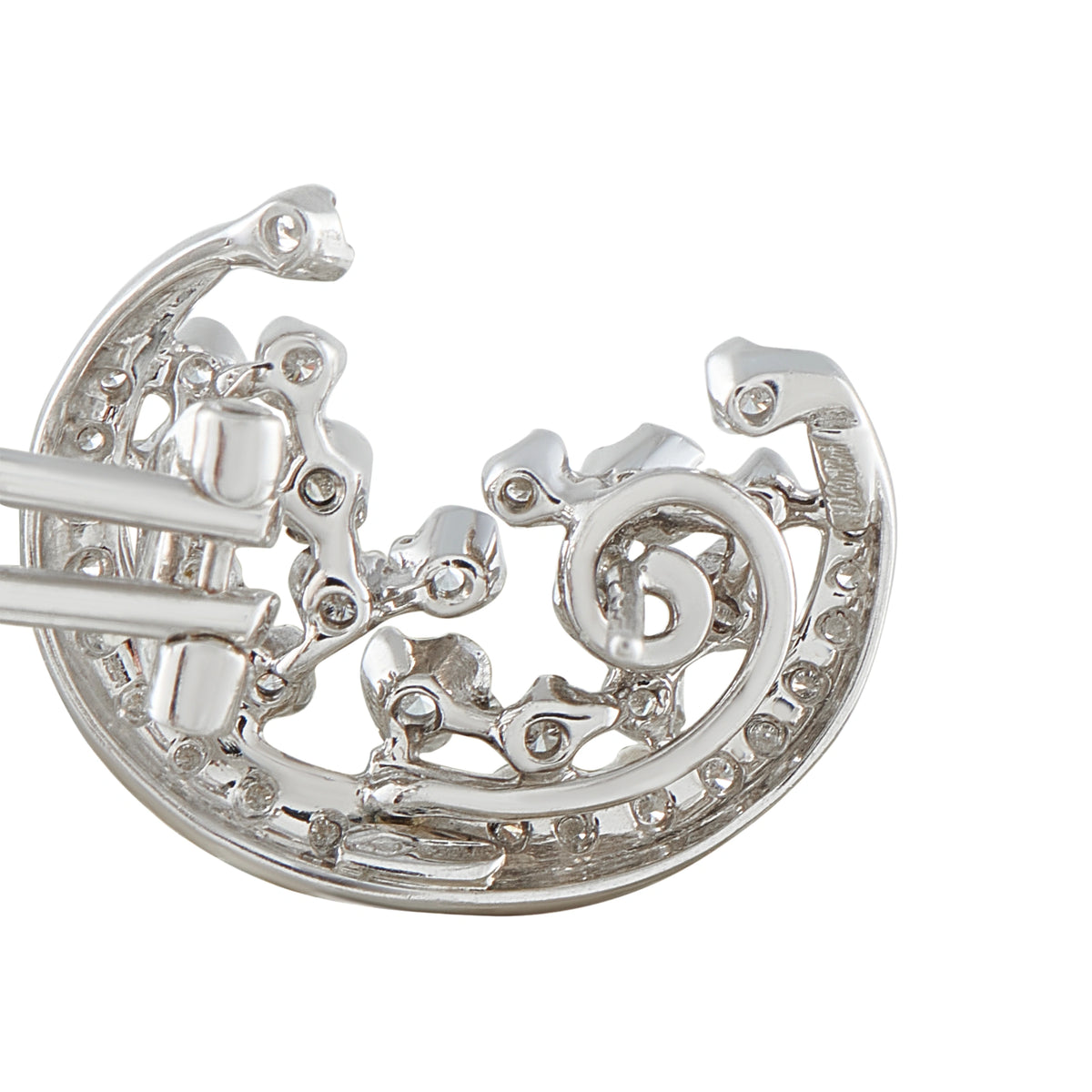 18K white gold diamond hoop earring detail: filigree prongs and clustered stones