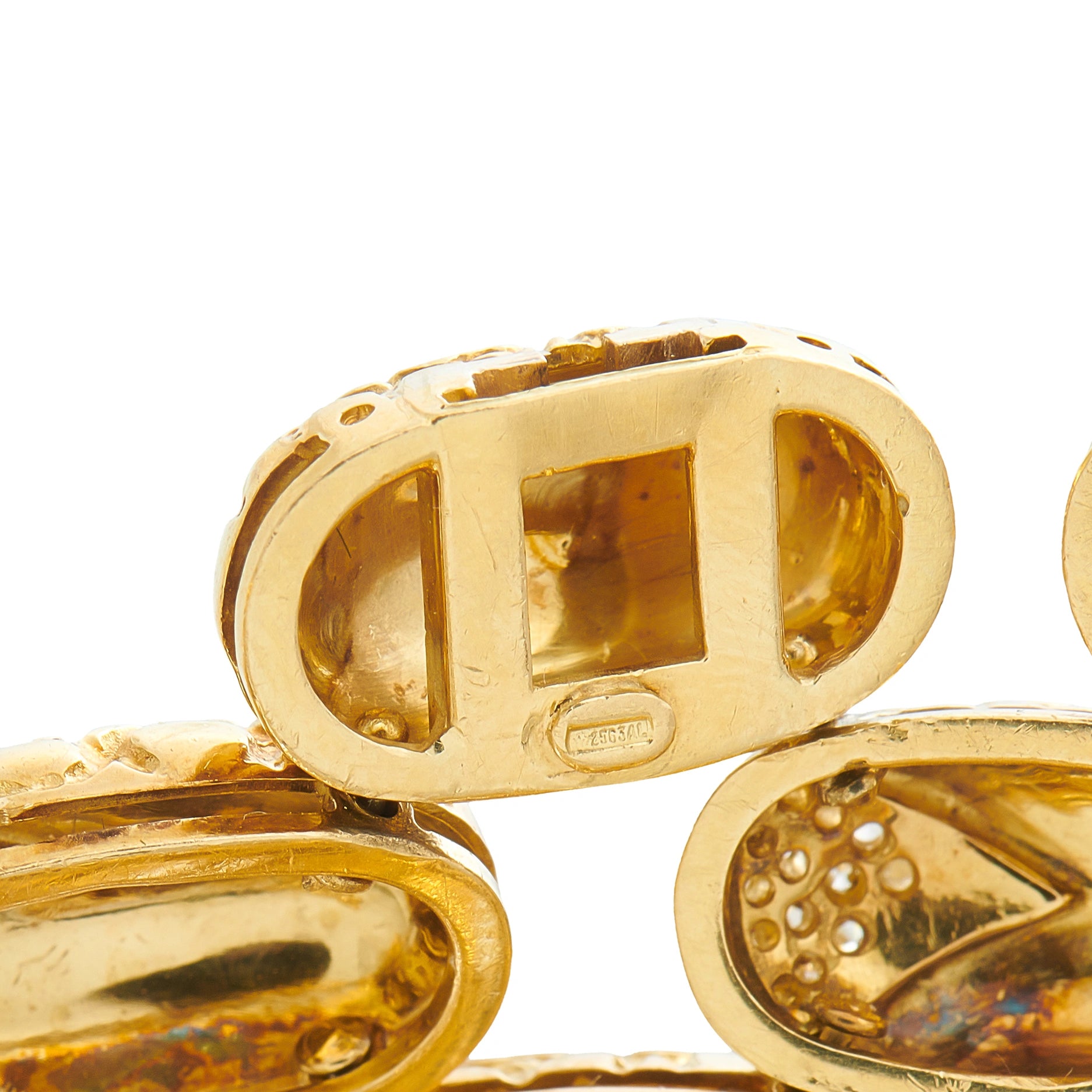 Gucci gold bracelet clasp back with stamped oval link details