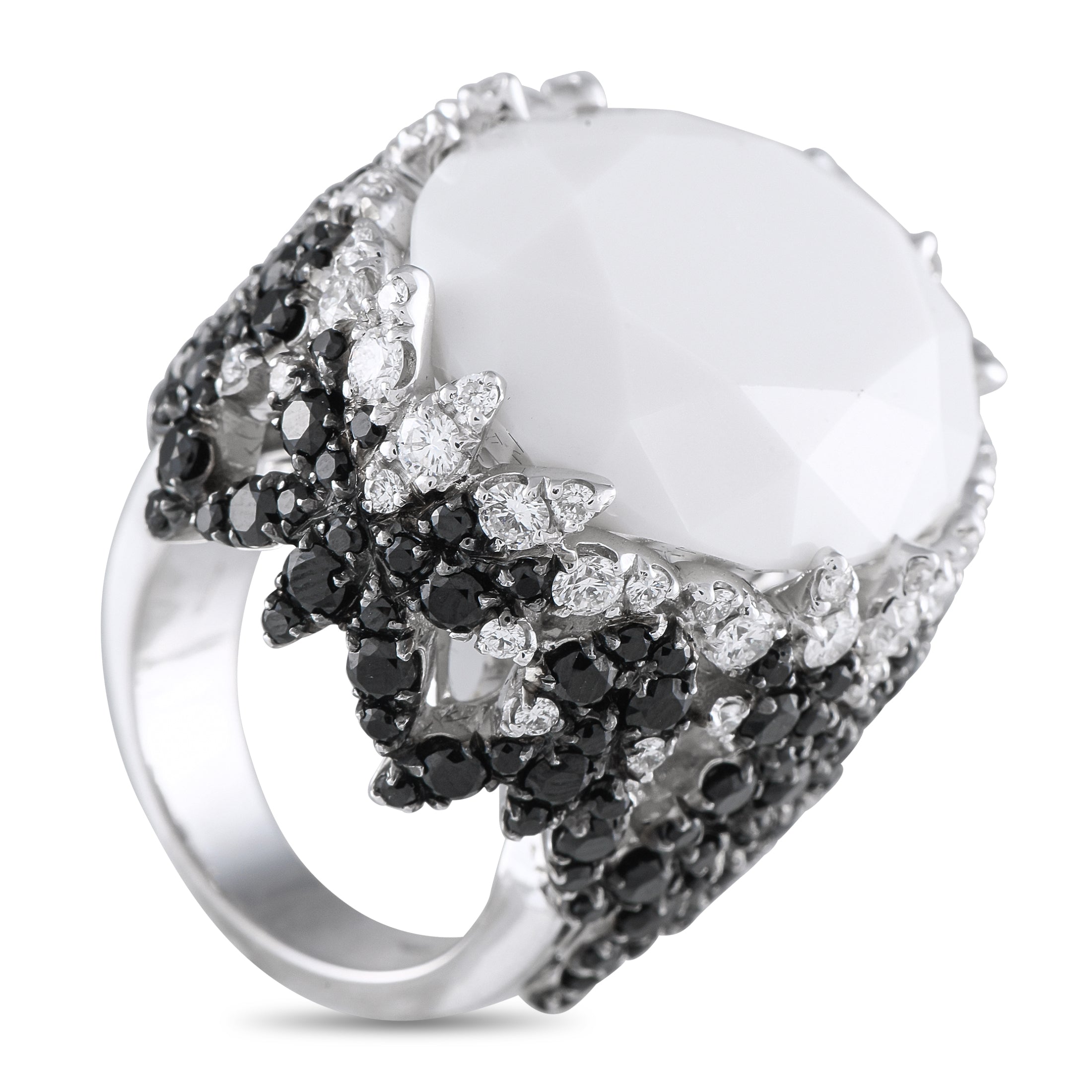 Pasquale Bruni 18K White Gold 5.01ct Diamond and Agate Ring – An undeniably opulent design makes this Pasquale Bruni ring a v