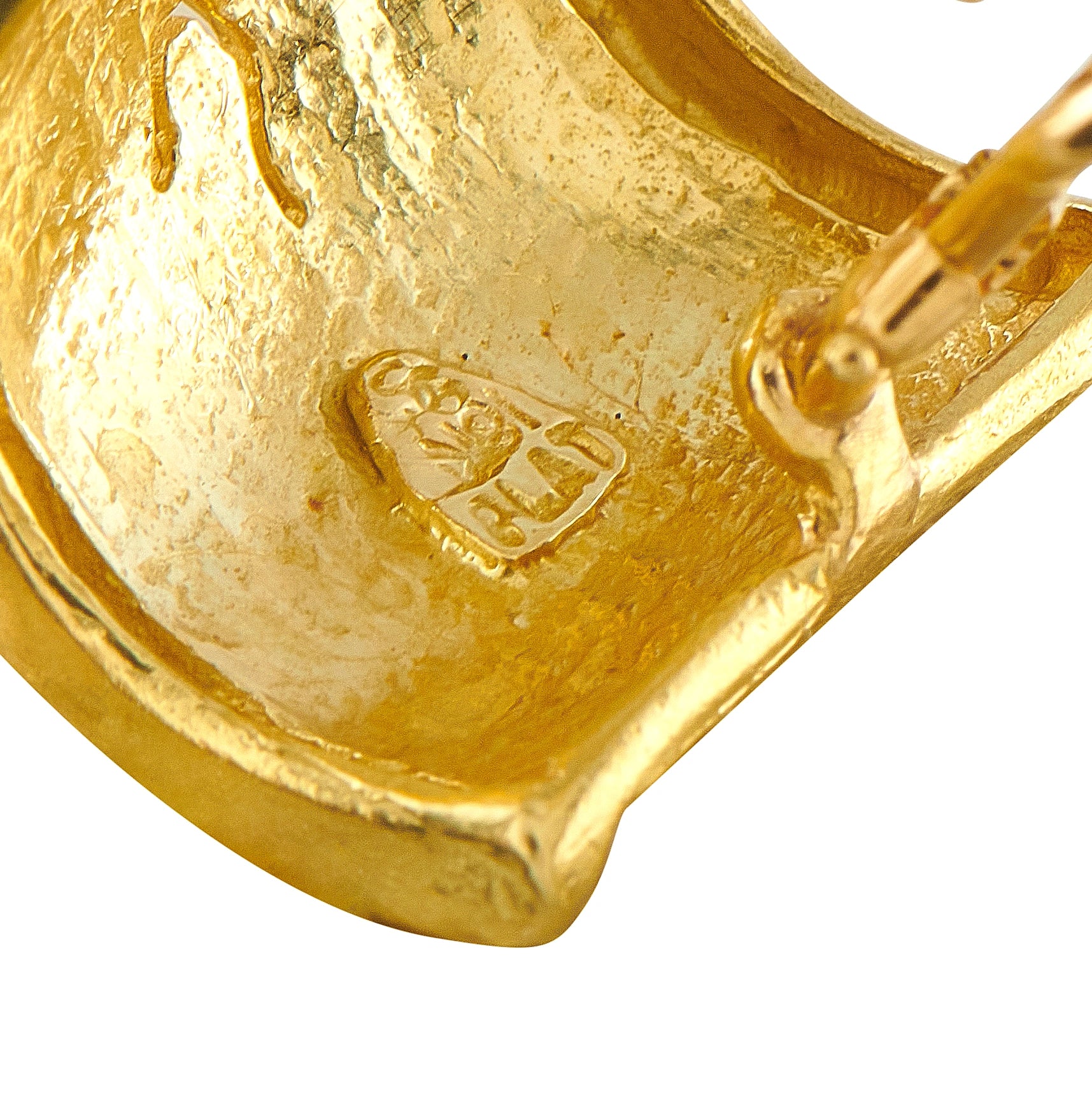 18K yellow gold Athena hoop earring detail, engraved texture and set clear diamond