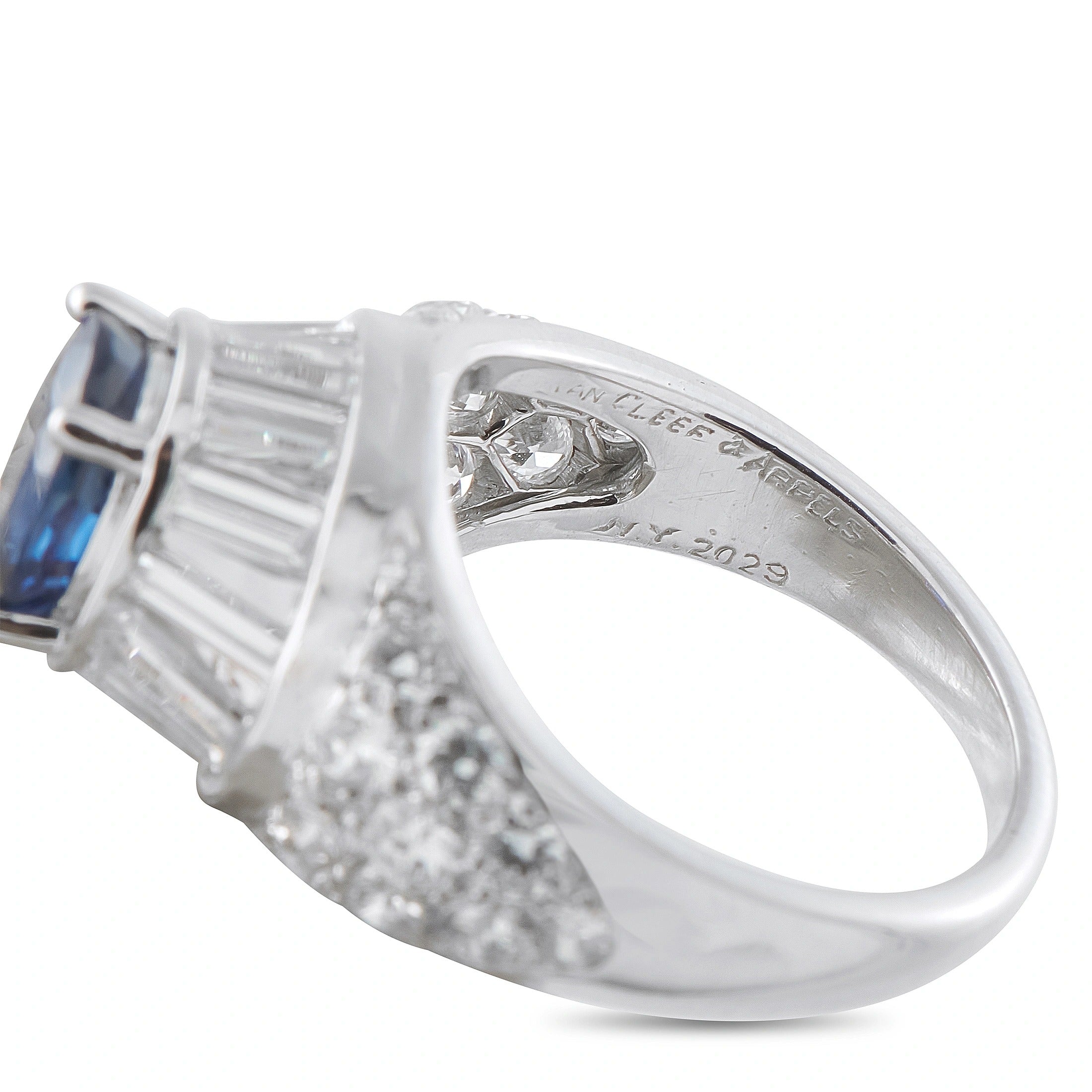 Van Cleef & Arpels platinum ring, side angle with baguette diamonds and sapphire setting