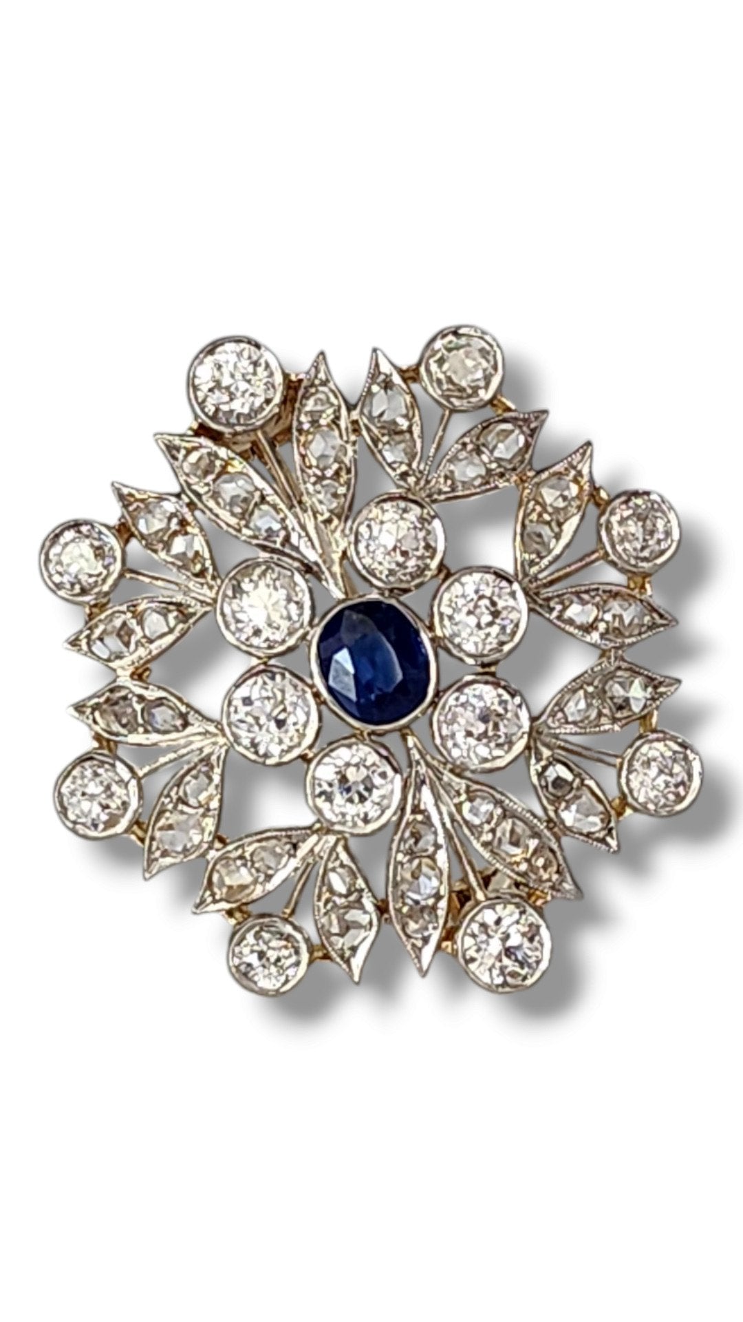 18 kt. White gold, Beautiful Snowflake Style  18K White Gold Brooch with Diamonds and Sapphire 6.0 Carats!  Diamond  - Sapphire