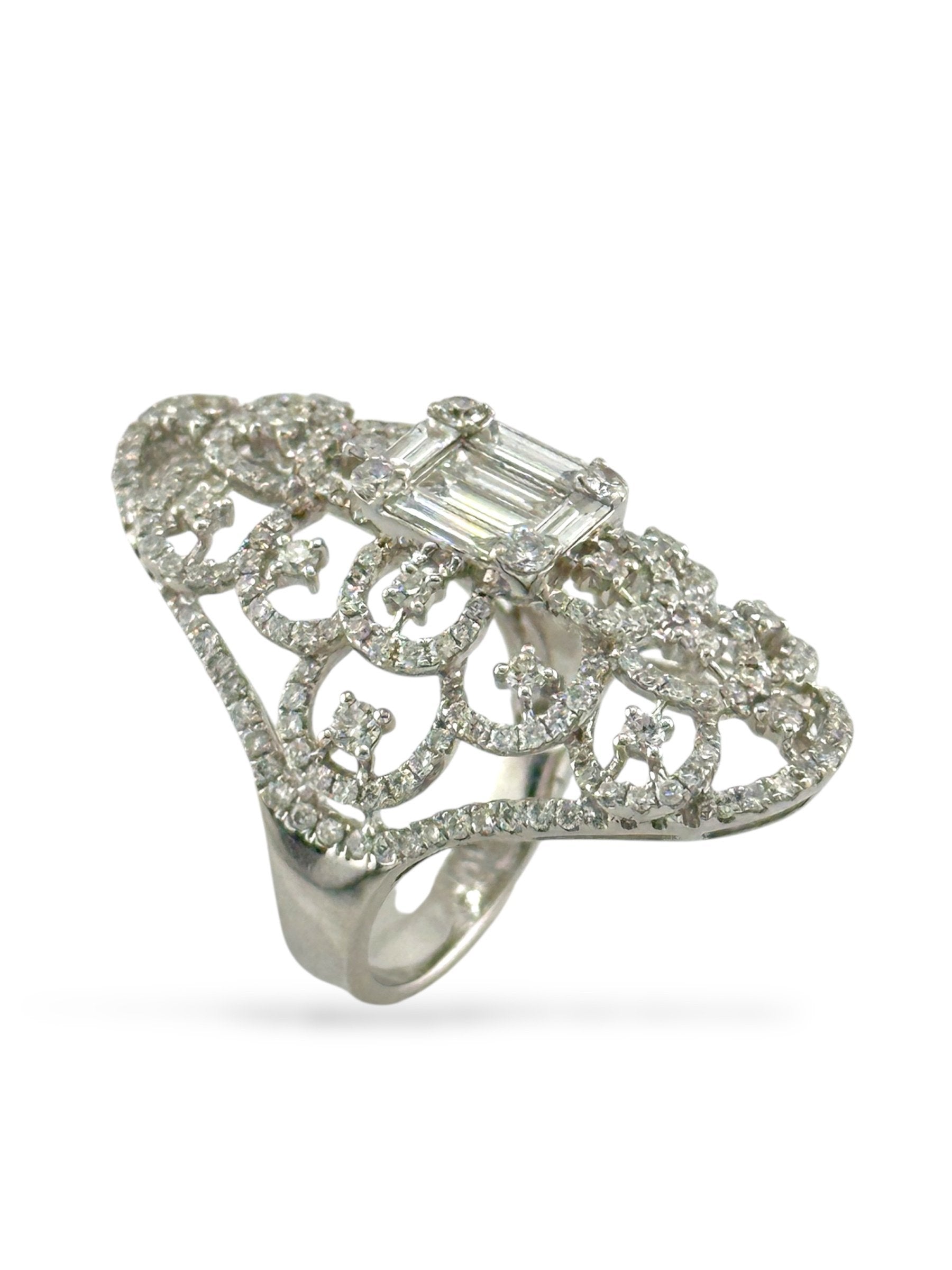 18 kt. White gold, 18K White Gold Ring with Radiant & 4.0ct Round Diamonds  -  4.0ct. tw. Diamond (Natural)