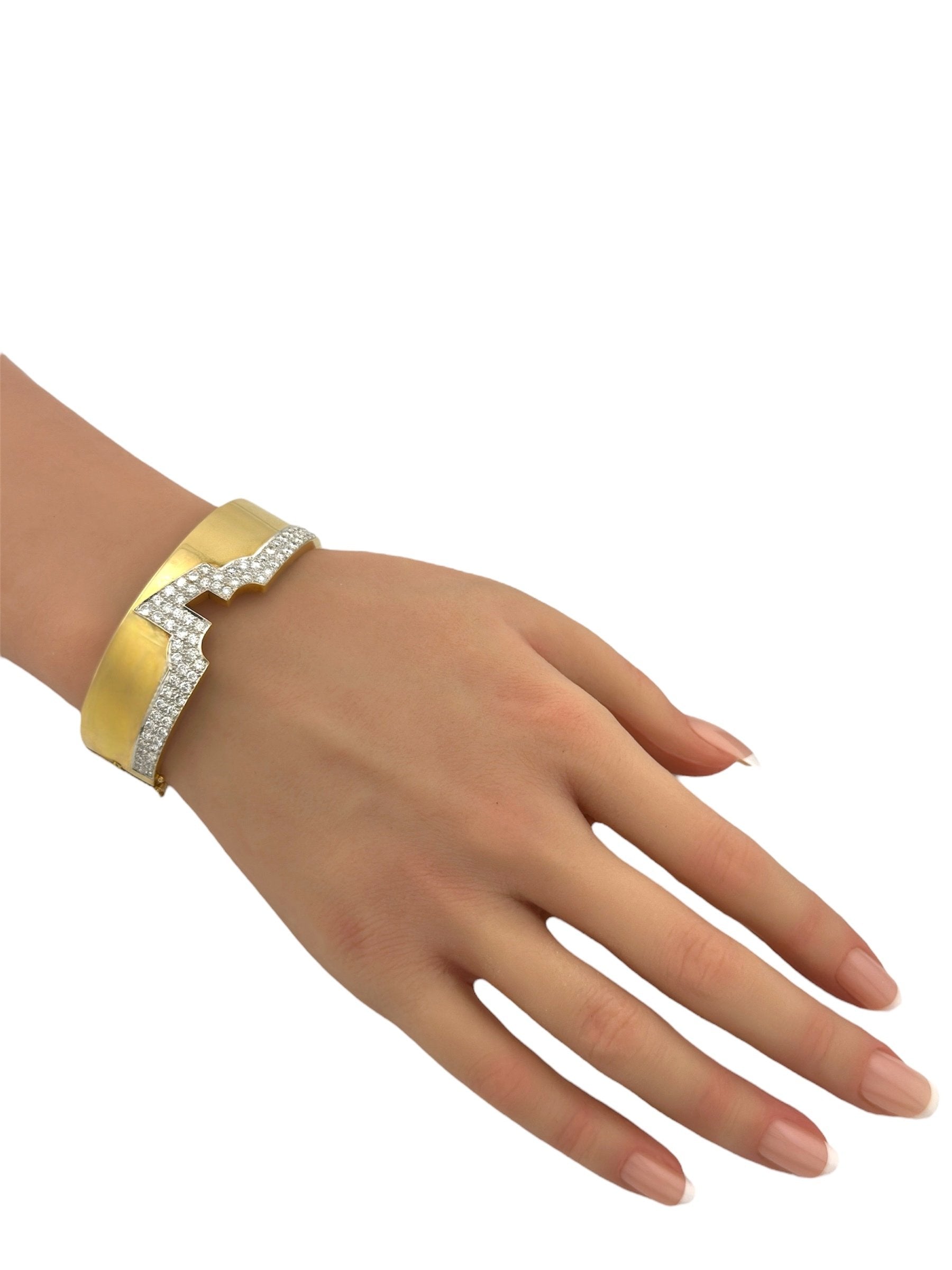 18 kt. Yellow gold, 18K Yellow Gold Hinge Bracelet with 3.10 Carats of Diamonds Diamond