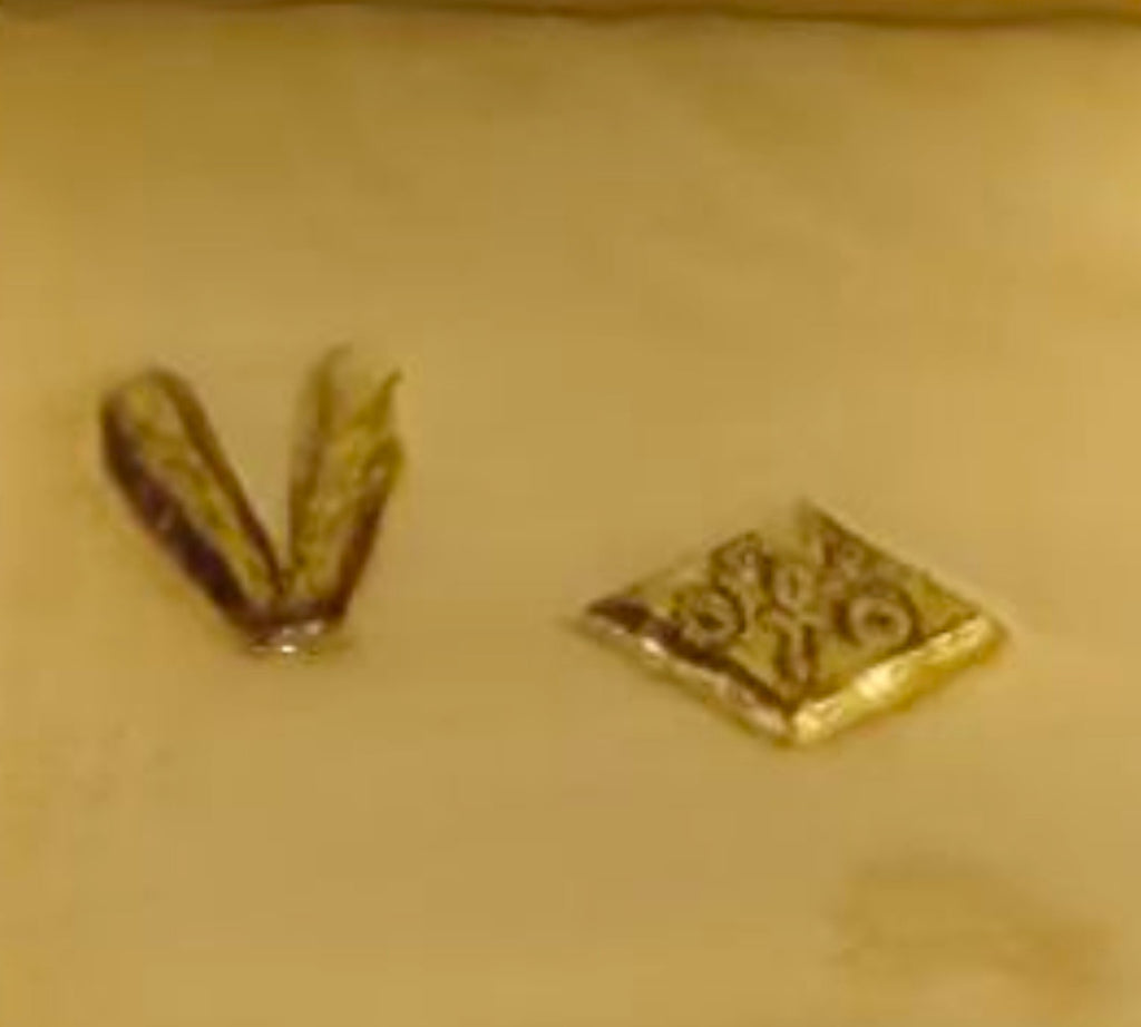 18K Yellow Gold Ring with Large Sapphire