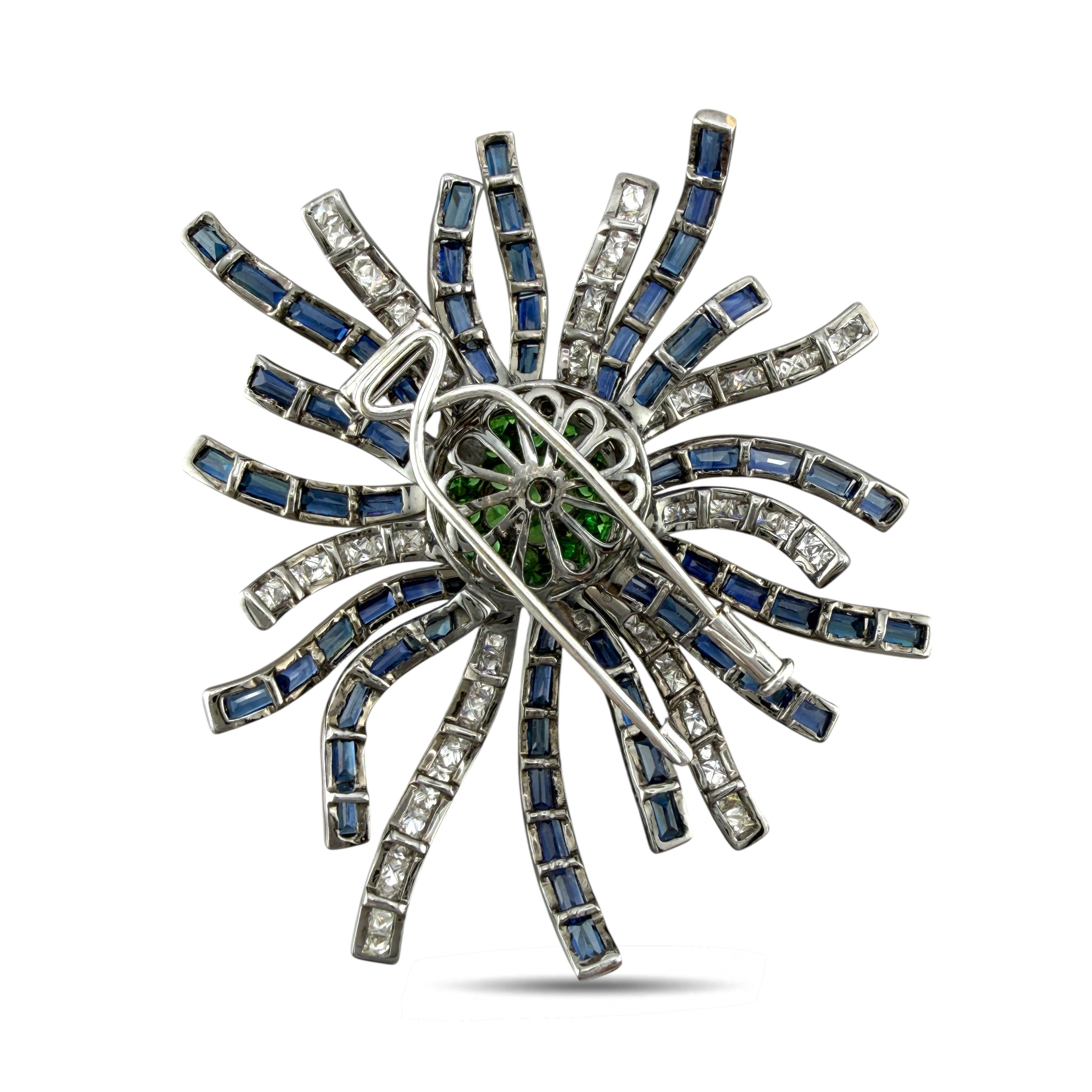 18 kt. Exclusive 18K White Gold 2.64ct Emerald, 1.64ct Diamond & Sapphire Brooch, White gold Diamond  - Emerald