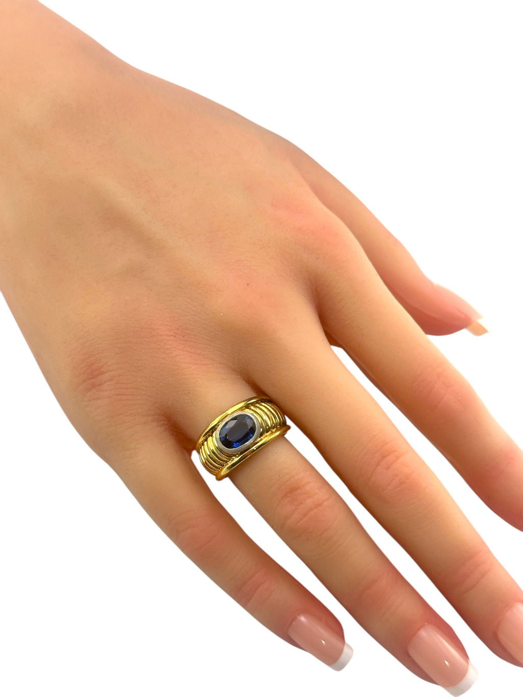 18K Yellow Gold Ring with Large Sapphire