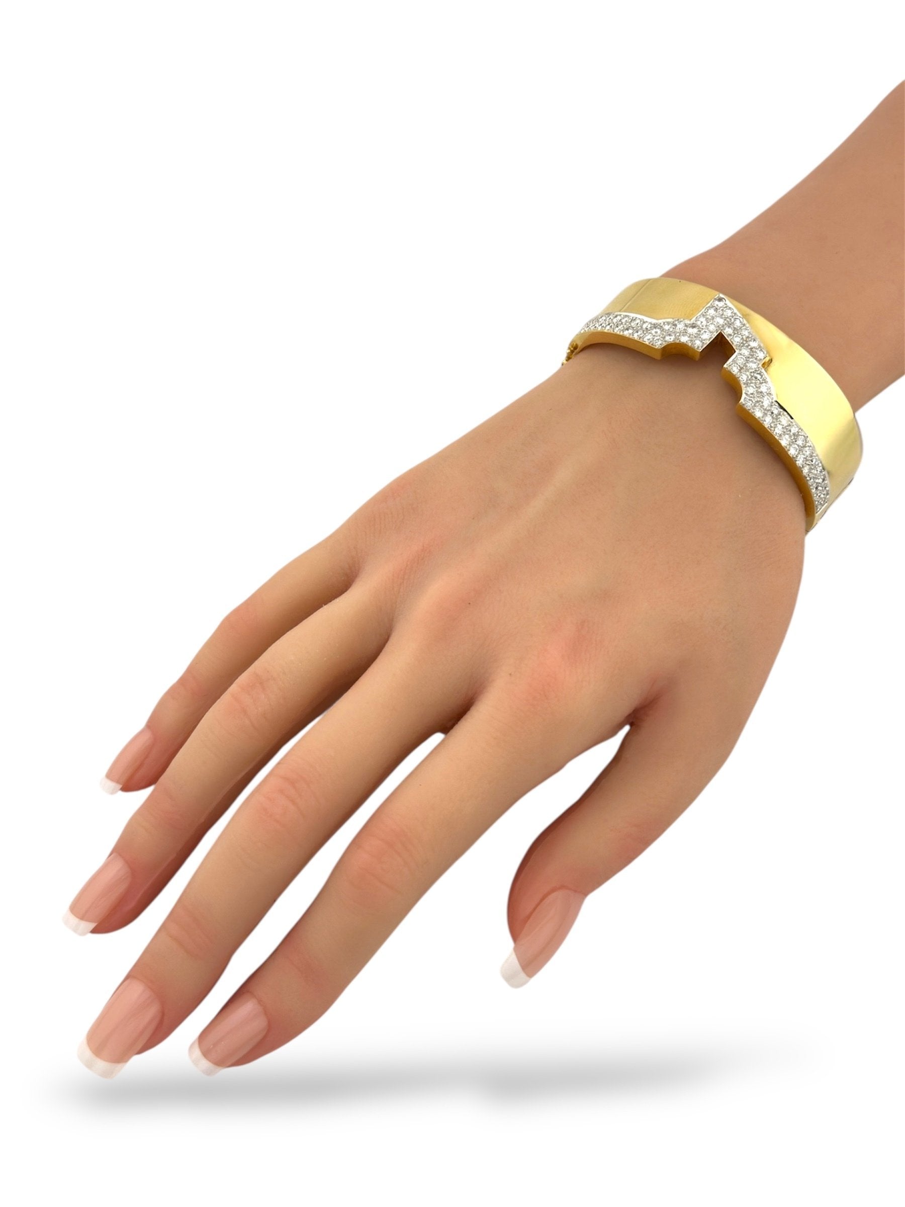 18 kt. Yellow gold, 18K Yellow Gold Hinge Bracelet with 3.10 Carats of Diamonds Diamond