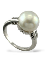 Vintage Platinum Ring with a Large Pearl and 2 Surrounding Diamonds