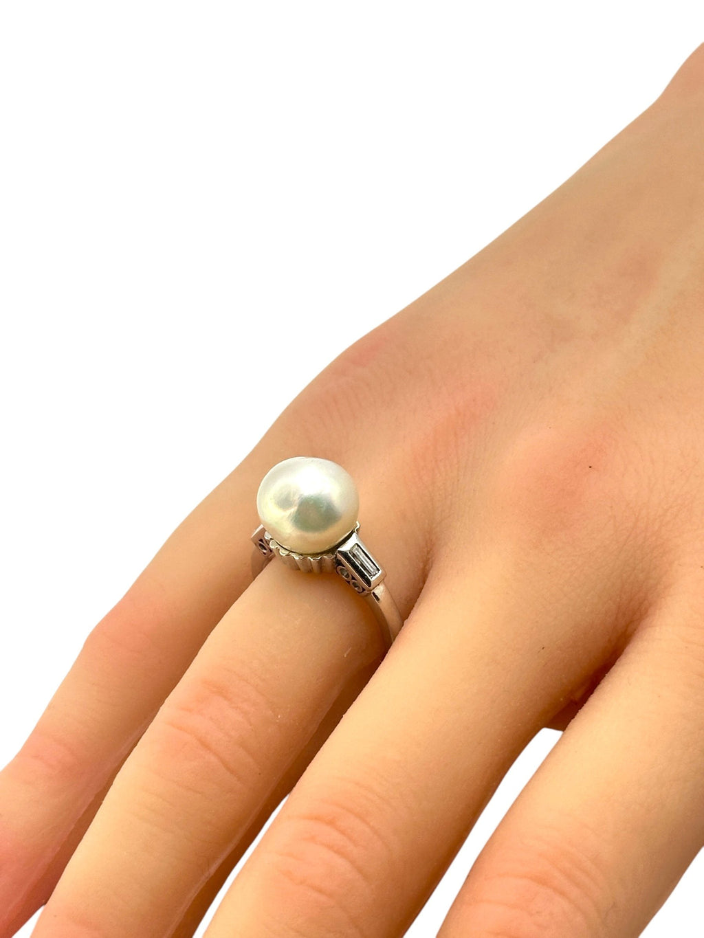 Vintage Platinum Ring with a Large Pearl and 2 Surrounding Diamonds