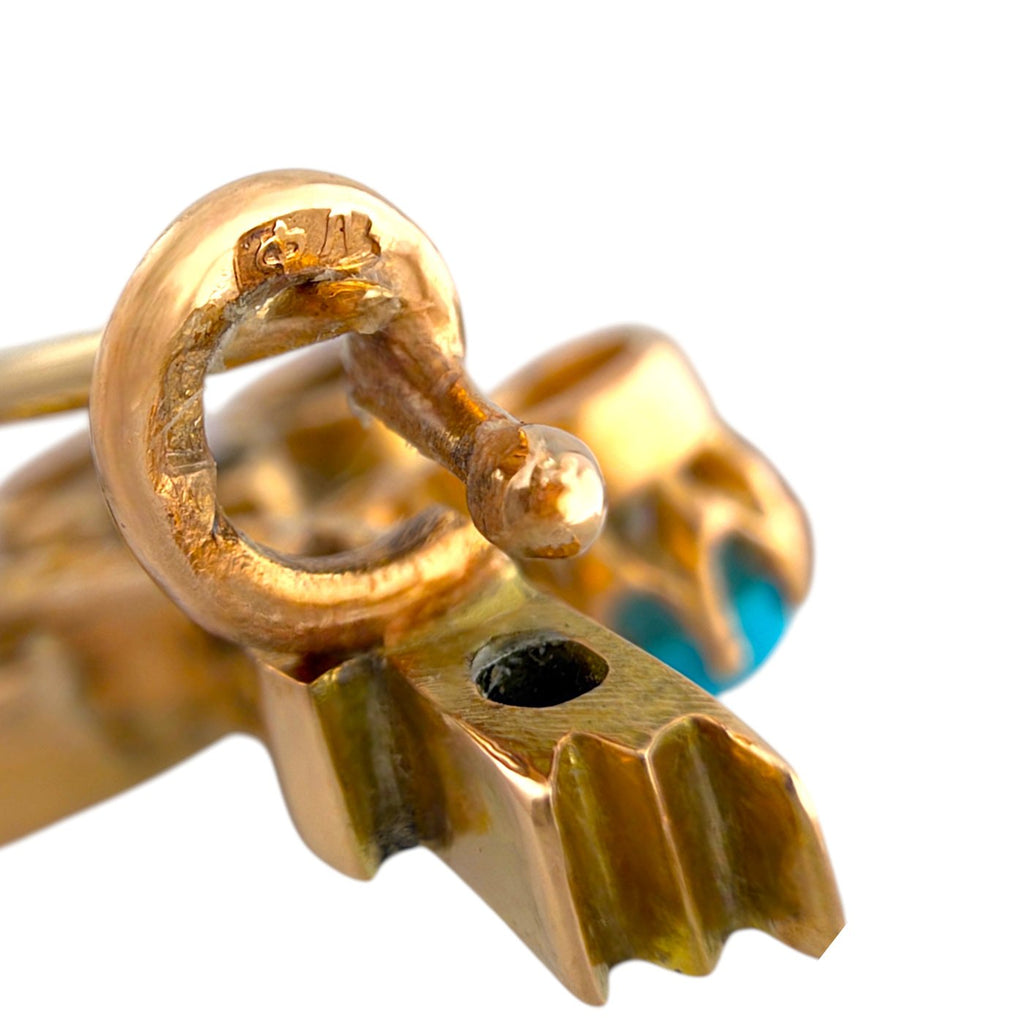 Close-up of the brooch clasp and pin fitting