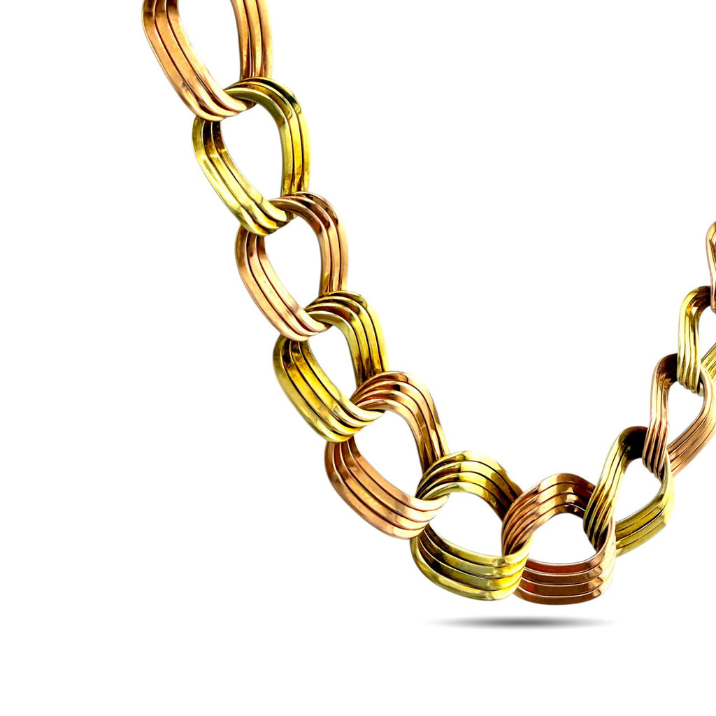 Gold tone graduated circle link necklace with interlocking oval links, close view