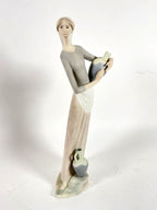 RETIRED: 1985 GIRL W/JUGS LLADRO