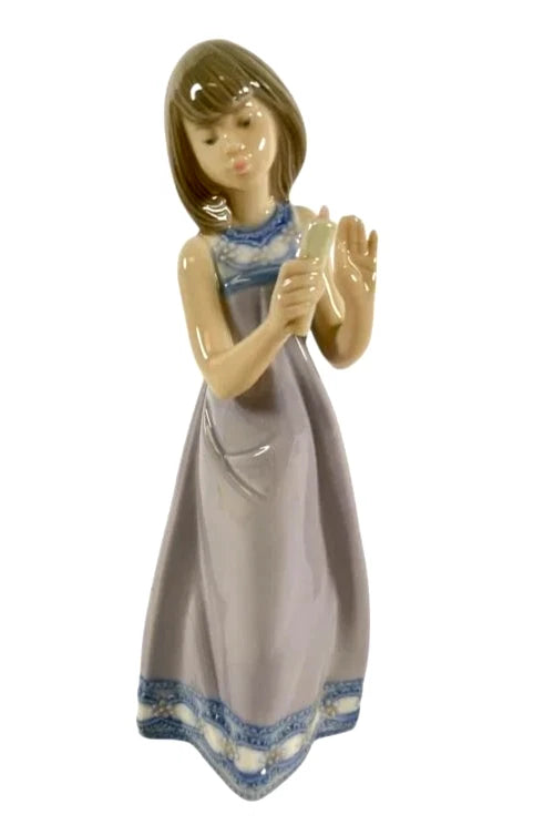 Lladro  Vintage Limited Edition Nina Con Vela  5606 – Lladro porcelain figurine titled Nina con vela, model number 5606, meas