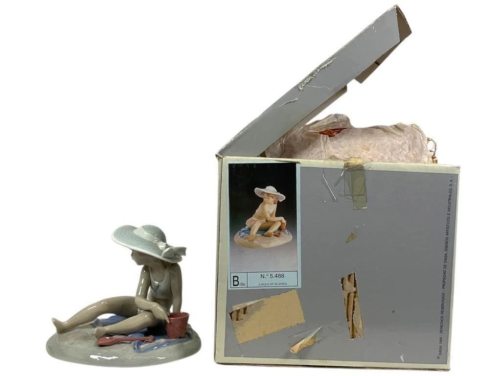 Lladro  Vintage Limited Edition Playing in the Sand #5488