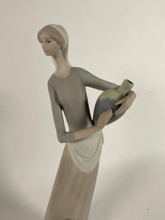 Lladro  Vintage Limited Edition Girl with Jug