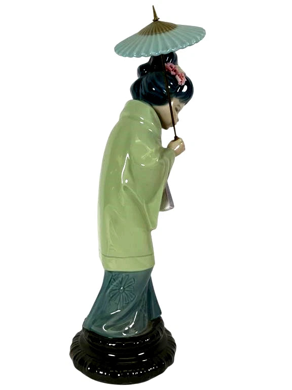 Lladro  Vintage Limited Edition Japanese Geisha Girl with Umbrella 4988