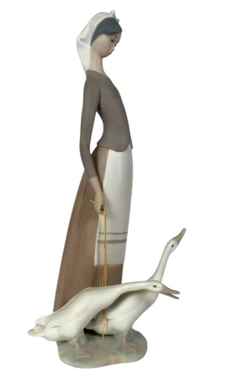LLADRO GIRL WITH GEESE 1969-95 PORCELAIN FIGURINE  1035