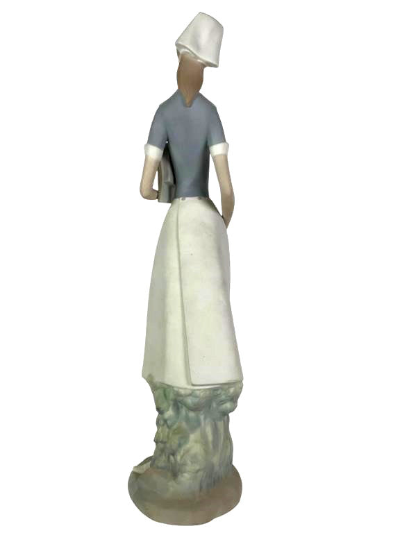 LLADRO NURSE PORCELAIN FIGURINE  01004603