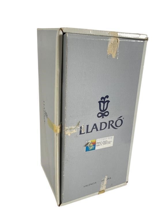 Lladro Girl with Flowered Hat  5648 Porcelain Figurine