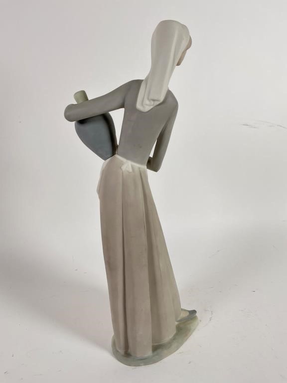 RETIRED: 1985 GIRL W/JUGS LLADRO
