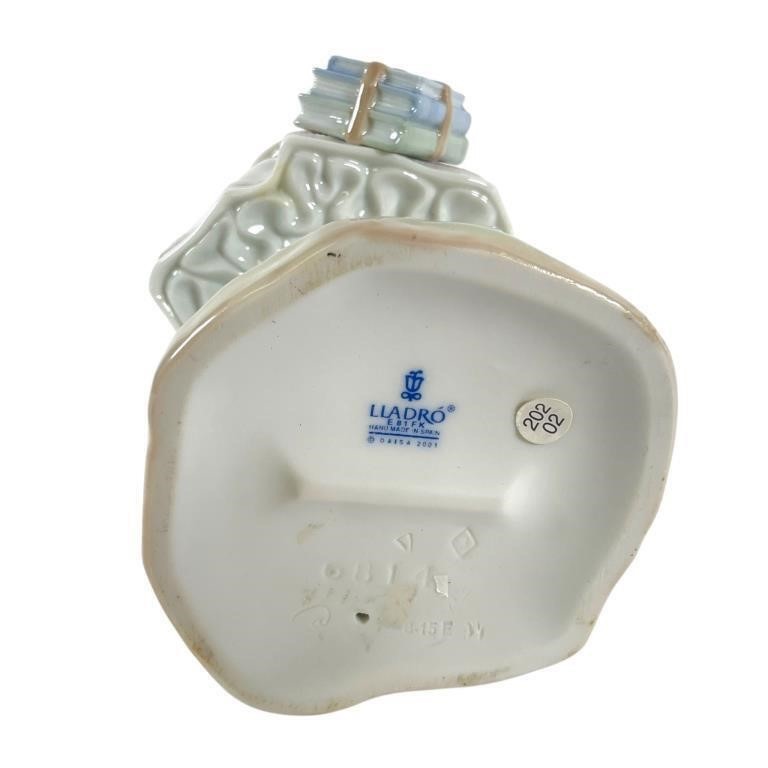 LLADRO LITTLE SCHOOL GIRL PORCELAIN FIGURINE  6814.