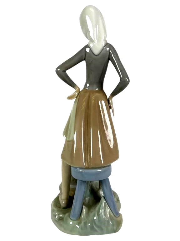 Lladro  Vintage Limited Edition Girl with Milk Pail and Goose 4682