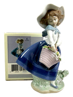 LLADRO PRETTY PICKINGS PORCELAIN FIGURINE  01005222