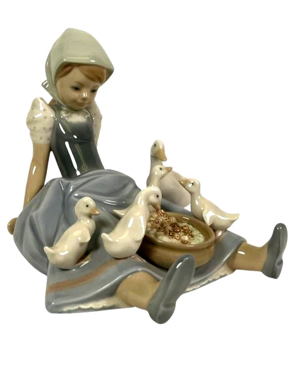 Lladro  Vintage Limited Edition My Hungry Brood  #5074 – Lladro porcelain figurine titled My Hungry Brood (model #5074), depi