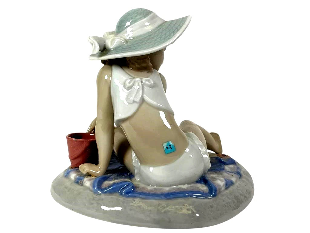 Lladro  Vintage Limited Edition Playing in the Sand #5488