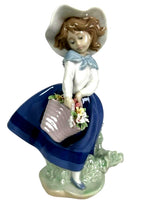 LLADRO PRETTY PICKINGS PORCELAIN FIGURINE  01005222