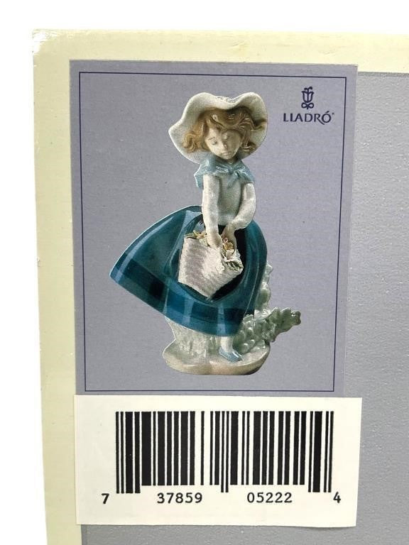 LLADRO PRETTY PICKINGS PORCELAIN FIGURINE  01005222
