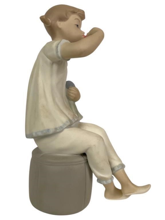 LLADRO GIRL WITH DOLL 1969-85 PORCELAIN