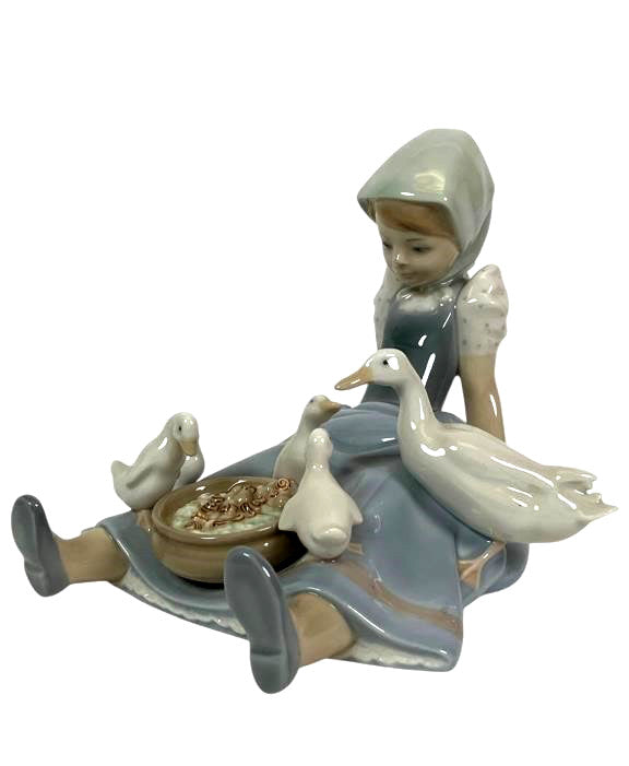 LLADRO MY HUNGRY BROOD 1980-97 PORCELAIN FIGURINE  5074G