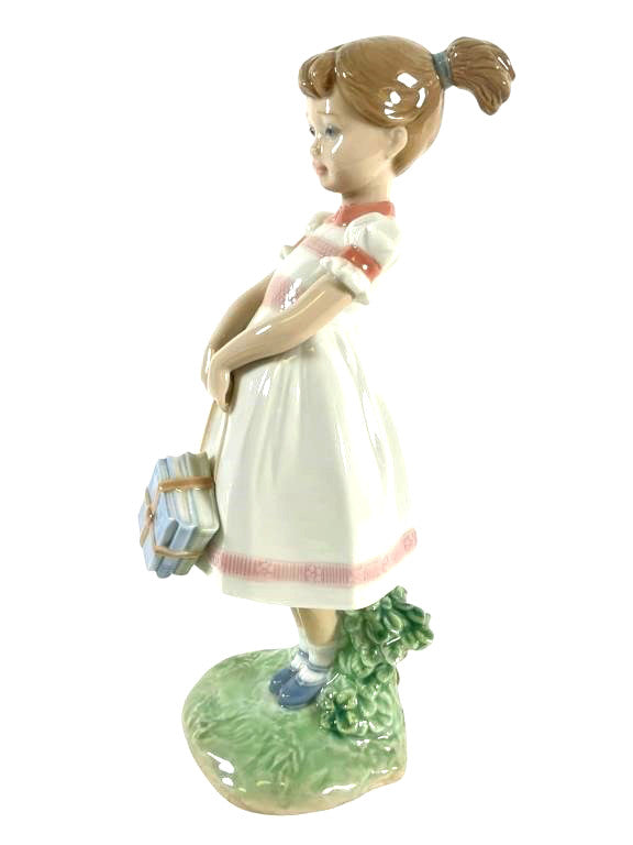 LLADRO LITTLE SCHOOL GIRL PORCELAIN FIGURINE  6814.