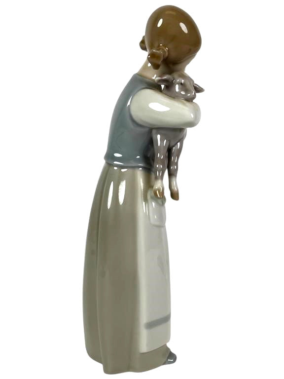 LLADRO GIRL WITH LAMB 1969-93 PORCELAIN FIGURINE  1010G