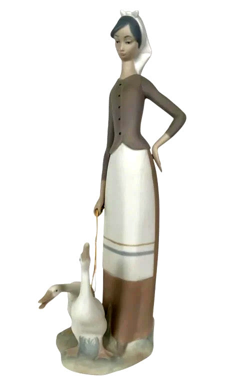 LLADRO GIRL WITH GEESE 1969-95 PORCELAIN FIGURINE  1035