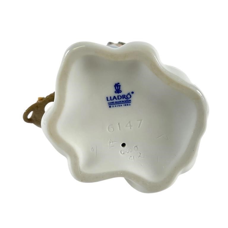 Lladro Fall Angel Sweeping Leaves Collectible Figurine 06147 Retired