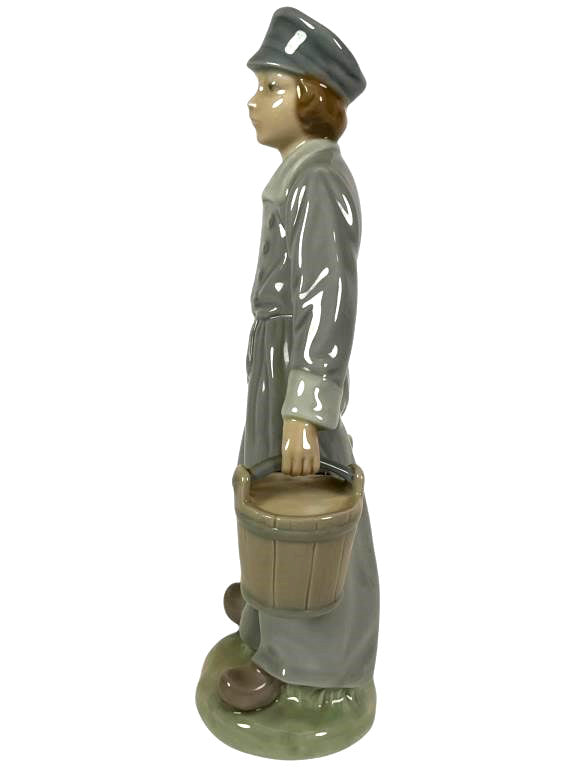 LLADRO BOY WITH PAILS 1972-88 PORCELAIN FIGURINE  4811G