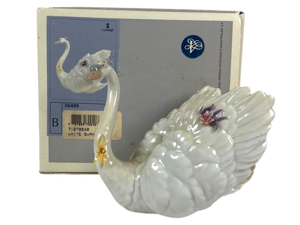 LLADRO WHITE SWAN WITH FLOWERS PORCELAIN FIGURINE  6499.
