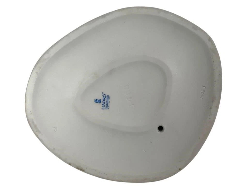 Lladro  Vintage Limited Edition Playing in the Sand #5488