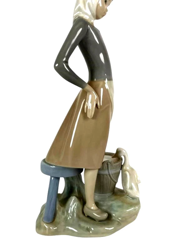 Lladro  Vintage Limited Edition Girl with Milk Pail and Goose 4682