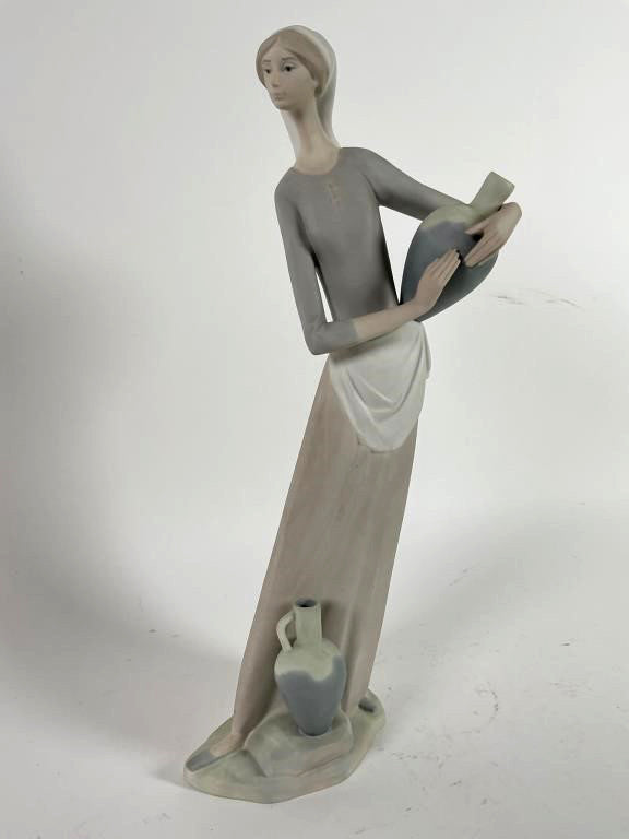 RETIRED: 1985 GIRL W/JUGS LLADRO