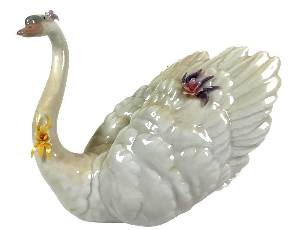 LLADRO WHITE SWAN WITH FLOWERS PORCELAIN FIGURINE  6499.