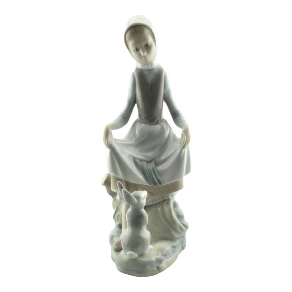 Lladro Rabbit's Food Collectible Figurine #4826 Retired Glazed Finish