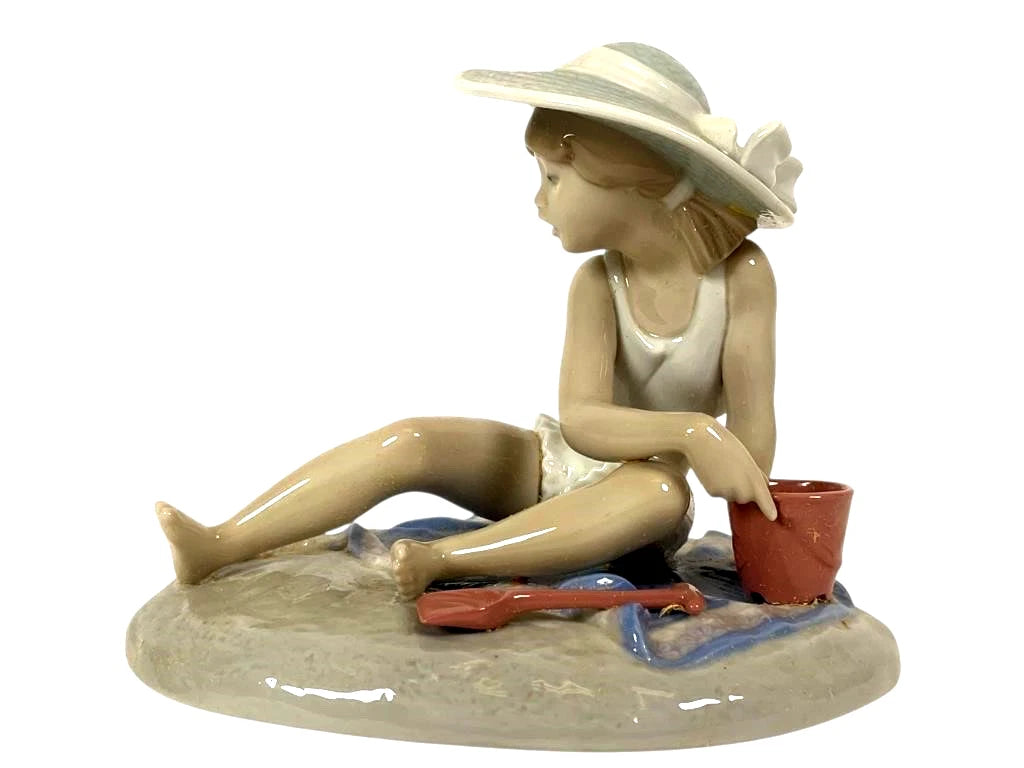 Lladro  Vintage Limited Edition Playing in the Sand #5488