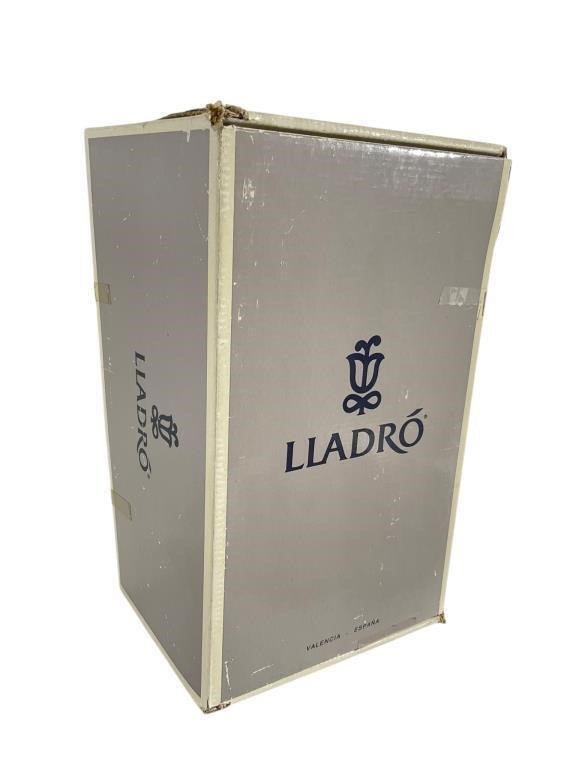 Lladro Afternoon Promenade  7636 Porcelain Figurine