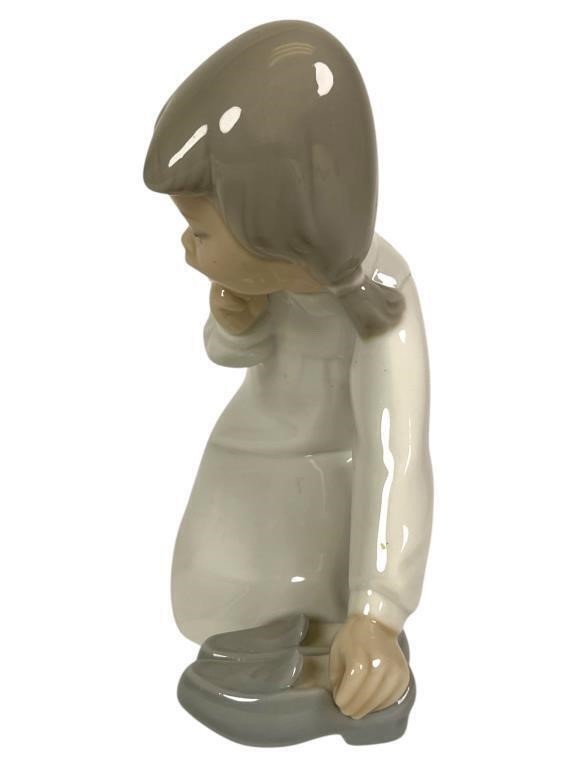 Little Girl with Slippers 1014523  Lladro Figurine